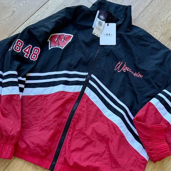 NWT Unisex Wisconsin Badgers Throwback Windbreaker SZ Large Wear By Erin Andrews - Picture 1 of 9